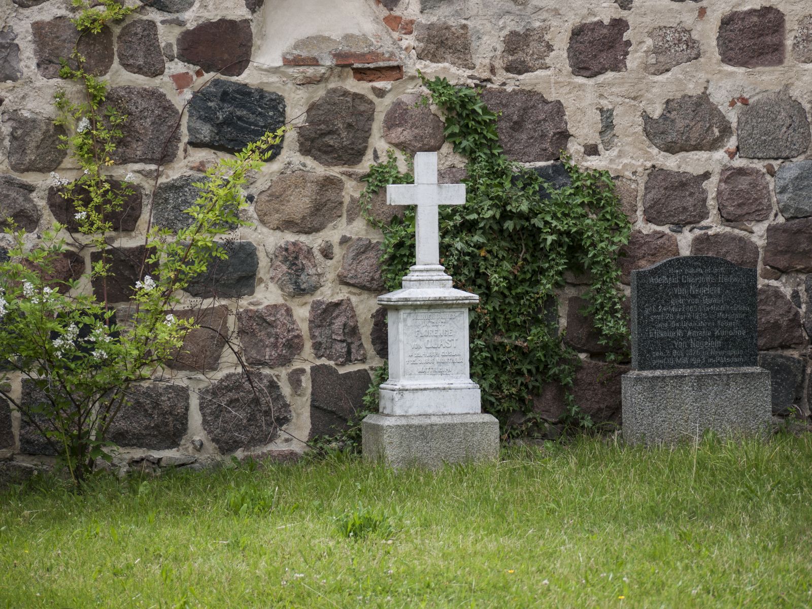 Radensleben-Kirchenmauer-Grabsteine