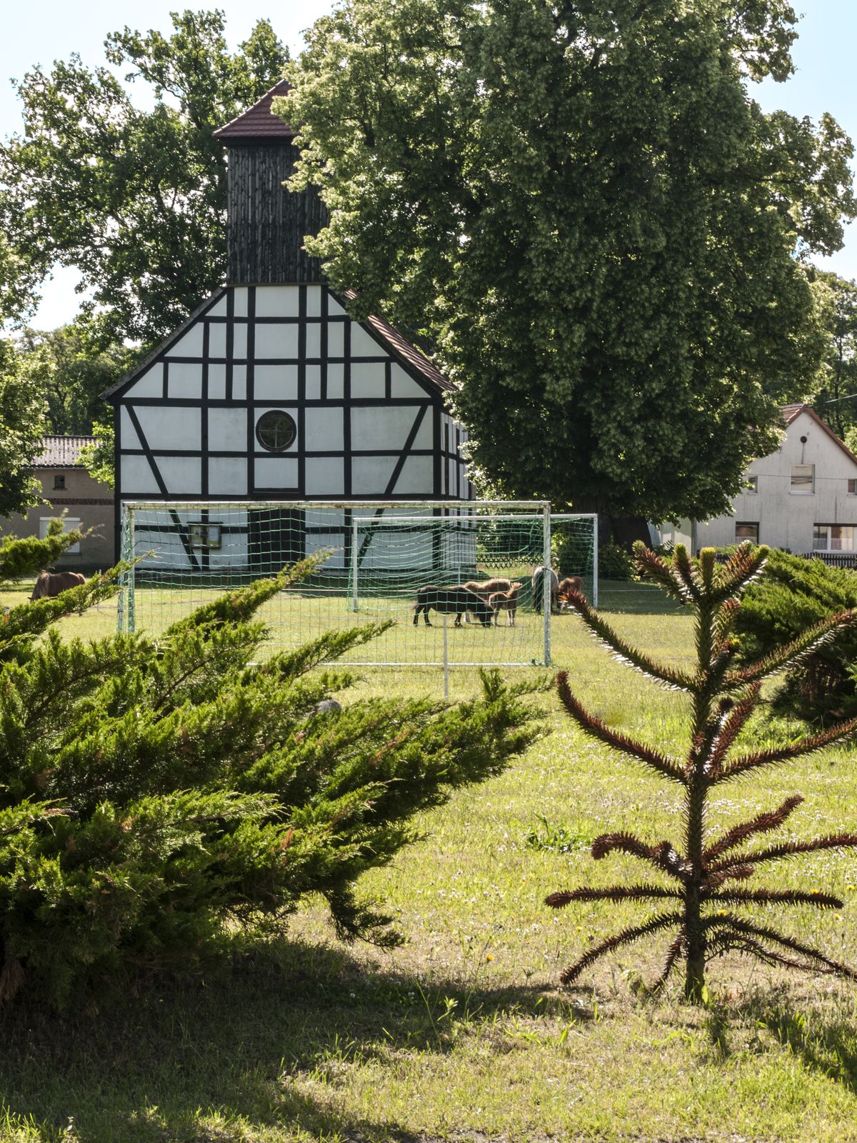 Tramnitz-Kirche-Dorfplatz