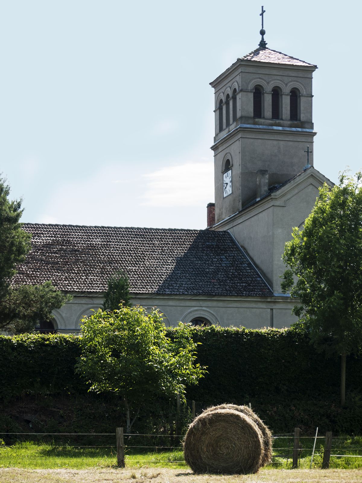 Wuthenow-Kirche-Strohballen