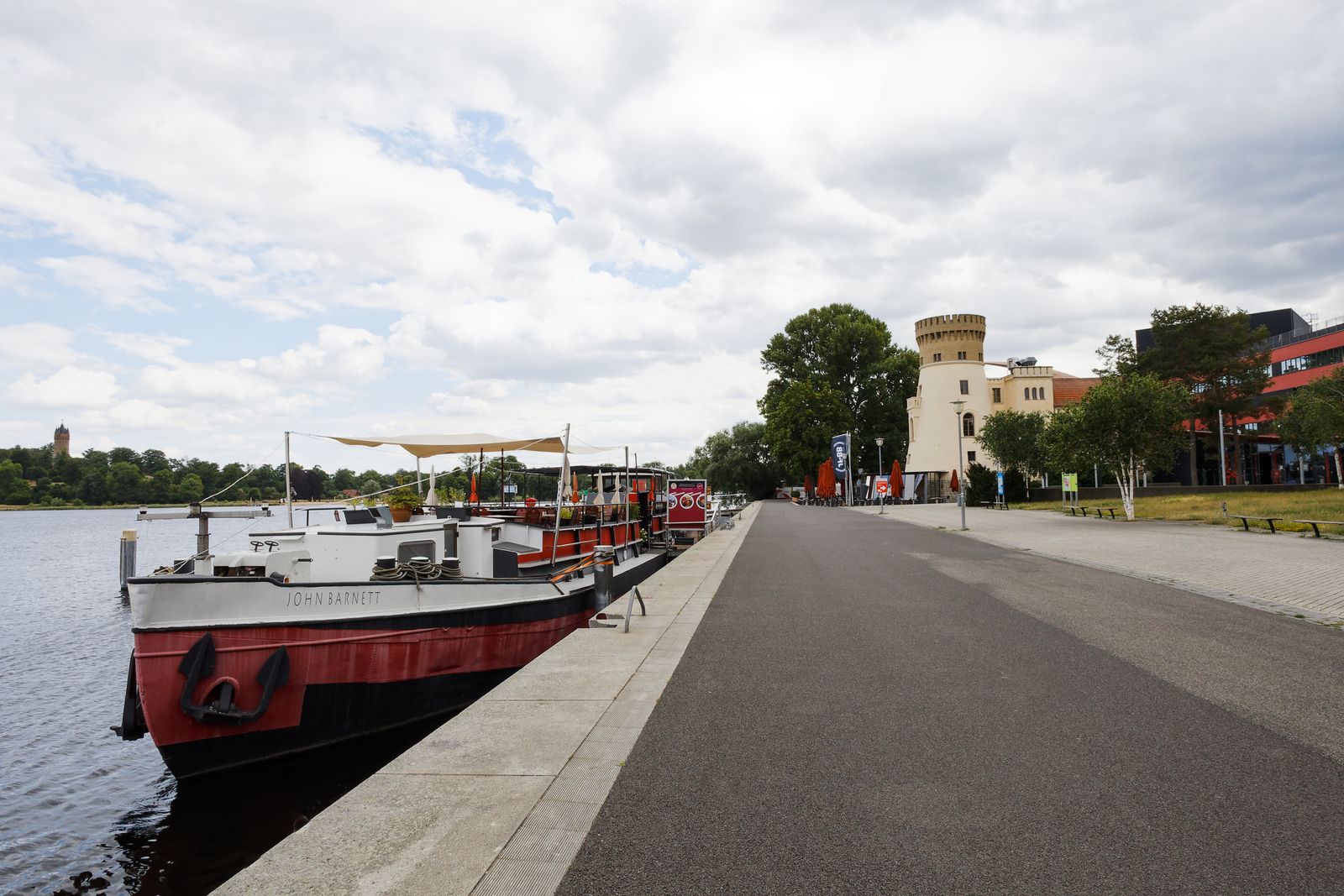 Potsdam-Schiffbauergasse- Restaurantschiff John Barnett