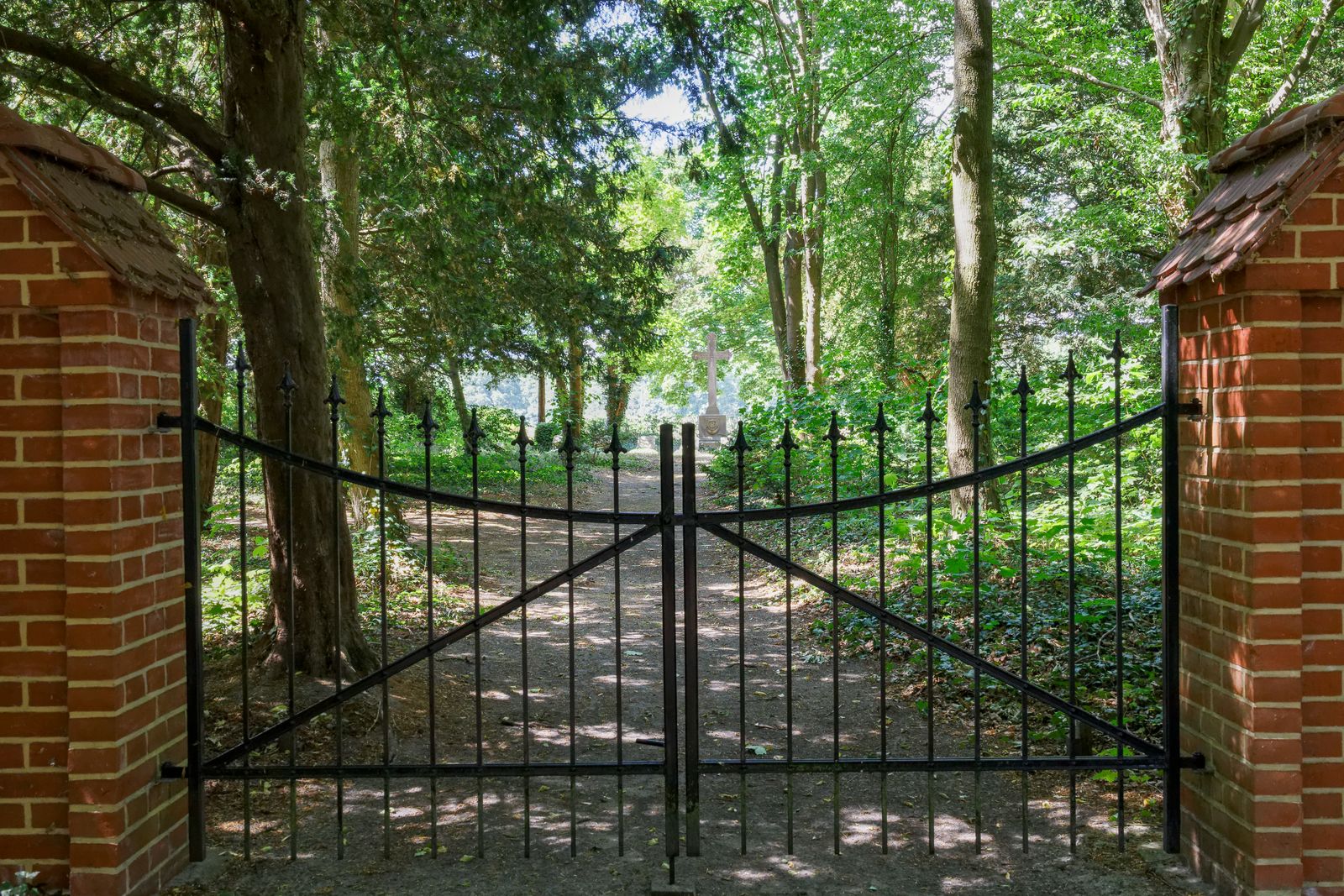 Plattenburg-Friedhof-Grabsteine der Familie von Saldern