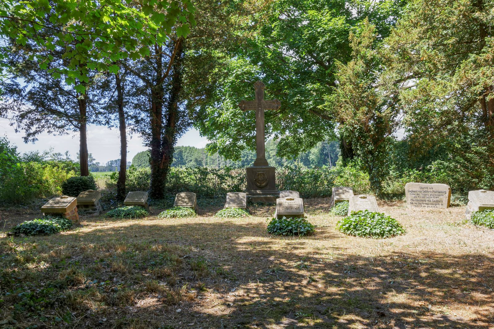 Plattenburg-Friedhof-Grabsteine der Familie von Saldern