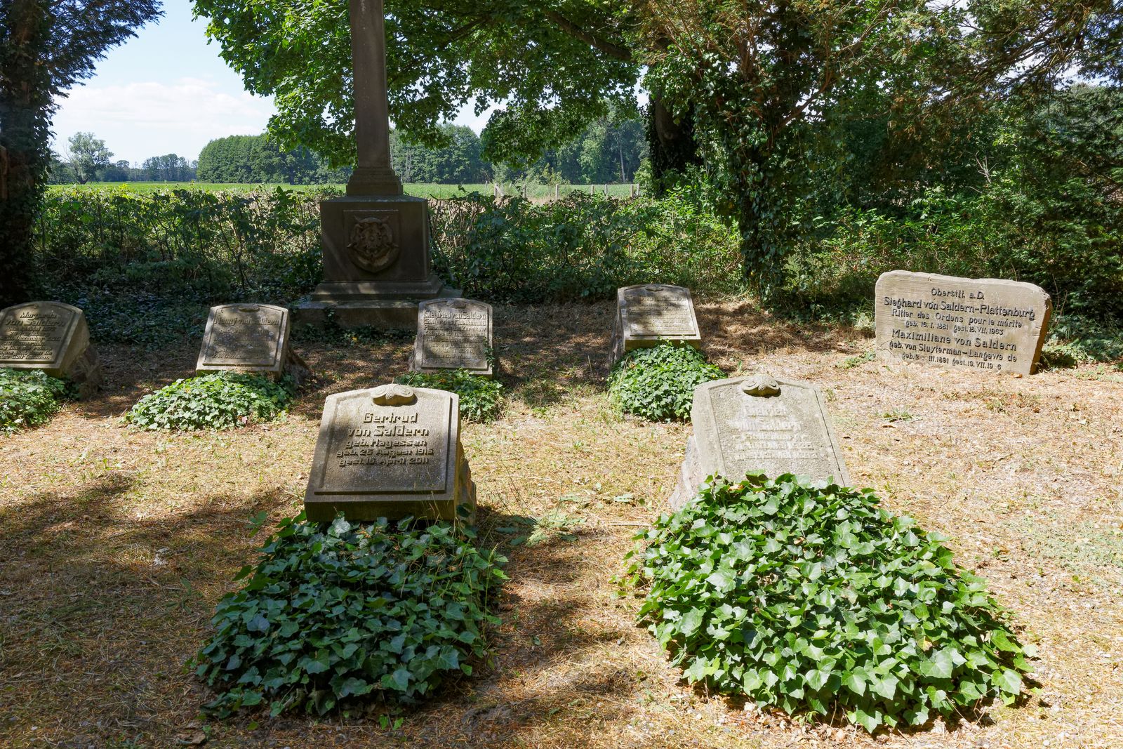 Plattenburg-Friedhof-Grabsteine der Familie von Saldern