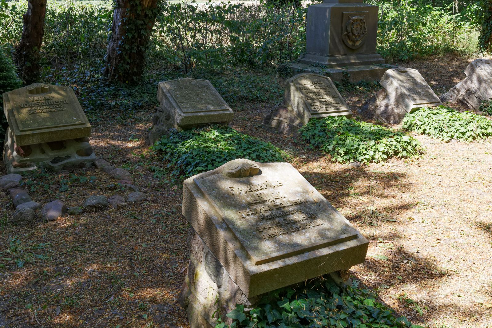 Plattenburg-Friedhof-Grabsteine der Familie von Saldern
