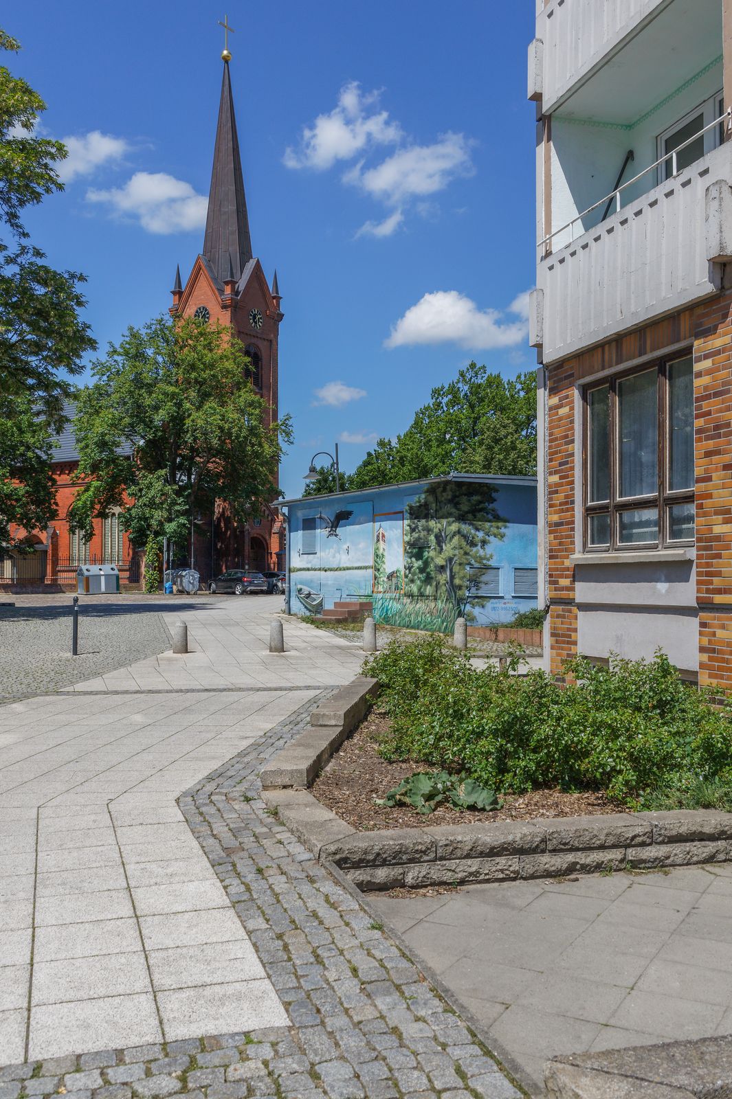 Wittenberge - Die katholische Kirche St. Heinrich hinter dem Kultur- und Festspielhaus