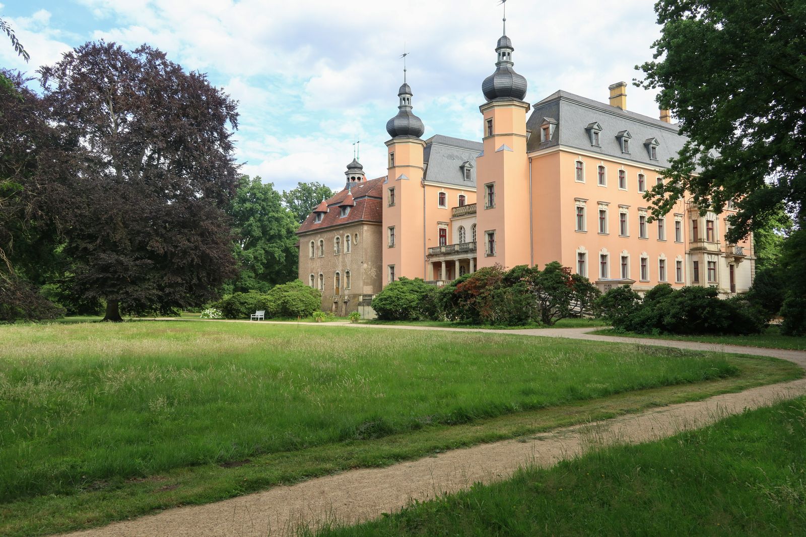 Altdoebern-Schloss-Rueckseite-Park