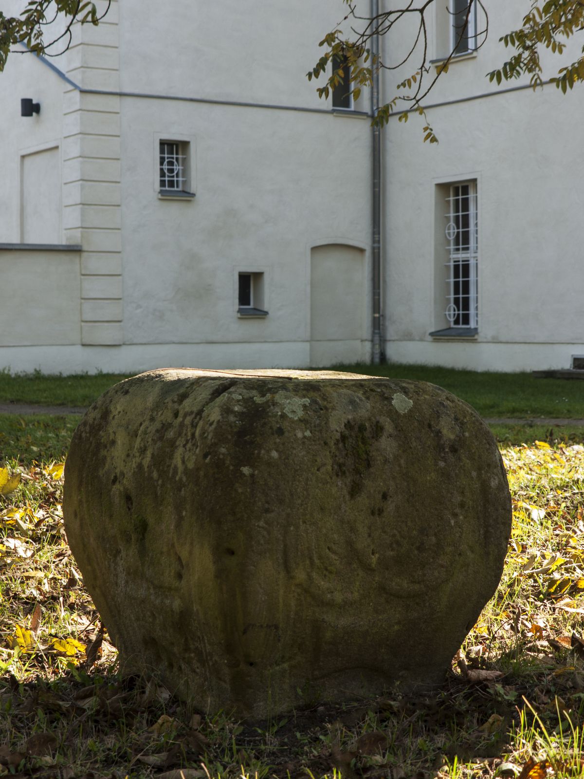Lichterfelde-Schlossgarten-Steinsockel