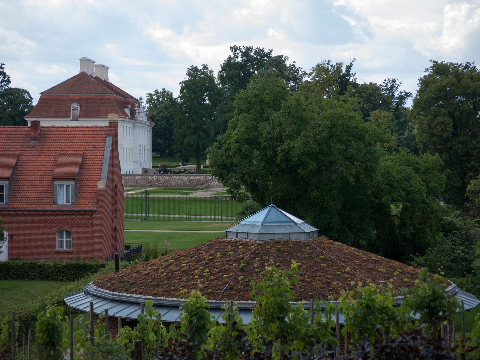 Meseberg-Schloss-Heidestrasse-1