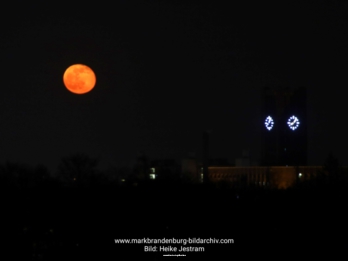 Roter Mond über Tempelhof