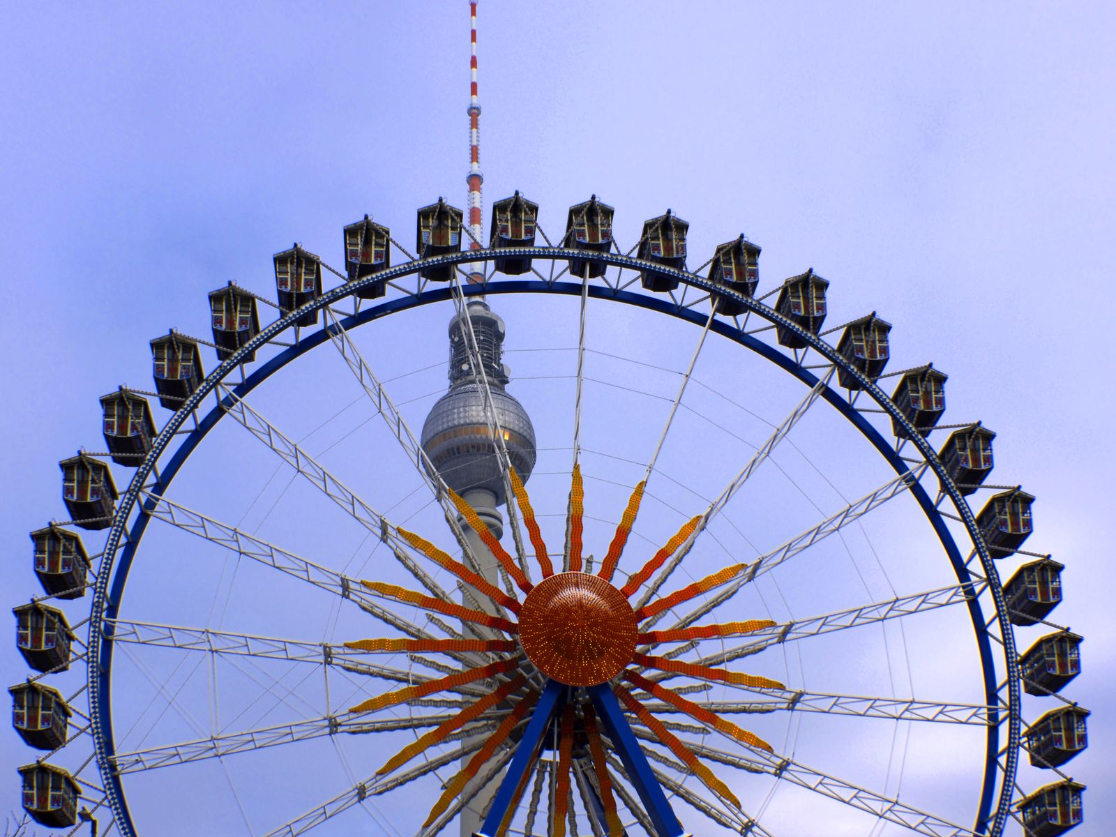Fernsehturm-hinter-Riesenrad
