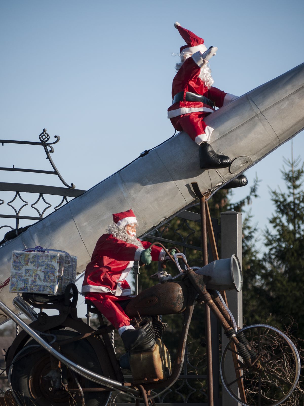 Weihnachtsmaenner-Motorrad