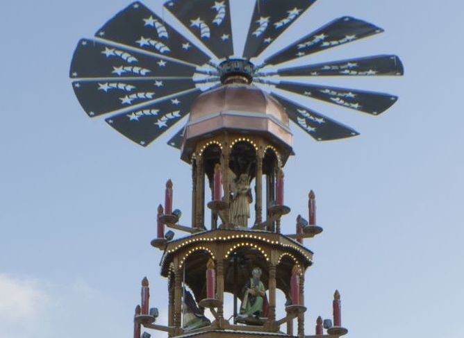 Weihnachtsbaum, Weihnachtspyramide und Weihnachtskrone